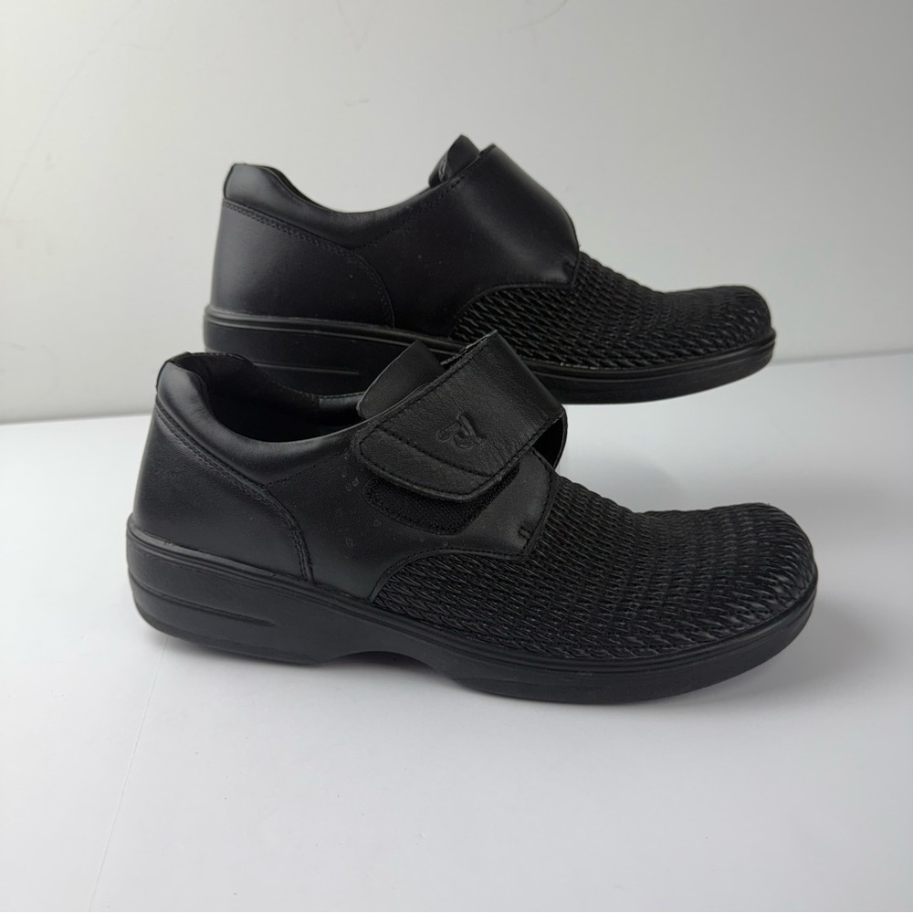 Propet Womens 10 Olivia Black Leather Flats Comfort Shoe Hook and Loop